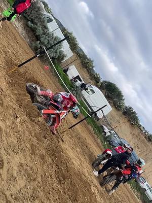 A post by @andrearossi420 on TikTok caption: Chi vuole vedere il video con l’asta più bassa? #motocross #moto #motor #Motorsport #track #soundon🔊 #2tempi #4tempi #supercross #enduro #bikelife #sport #reds420 #andrearossi #ktm #motorcycle #mx #125cc #250cc