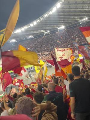 A post by @andrea__asr on TikTok caption: I colori più belli che esistano💛❤️ #asroma #curvasud #curvasudroma 