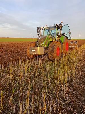 A post by @agribenji_80 on TikTok caption: Les couchées de soleil 🤩 #passion #fendtastic #fendtpower #fendt #fendt720 #lemken #charrue #fendtone 