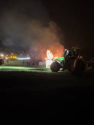 A post by @pferdeherde on TikTok caption: Wir müssen zusammen stehen 💪🏽 es geht um uns alle und Gott sei Dank haben die Landwirte Eier in den Hosen 👍🏼👍🏼 #bauerndemo #dieampelmussweg #Neuwahlen sofort!