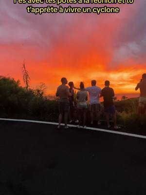 A post by @bcvisual on TikTok caption: Couché de soleil avant la cyclone belal a la reunion