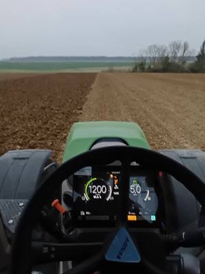 A post by @agribenji_80 on TikTok caption: Chisel derrière betterave grâce aux petites gelées 💨💨💚❤️ #fendtone #chisel #fendt720 #lemken #fendtastic #agriculture #fendt #fendtvario 