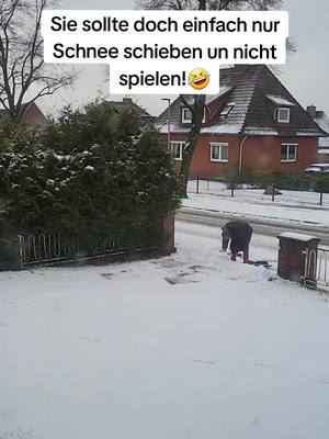 A post by @lunayfive on TikTok caption: Im Schnee werden die großen ganz klein!🤣 Schnee schieben musste ich dann selbst! #kids #momlife #trend #foryou #tiktkok #foryou 