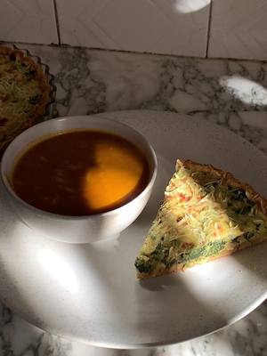 A post by @neliciious on TikTok caption: Ingrédients quiche 👩🏻‍🍳 مقادير كيش  Pour la pâte brisée:  250g de farine  125g de beurre  1/2 cuillère à café de sel  1 œuf  Une cuillère d’eau ( si une pâte ne se forme pas)  Pour l’appareil à quiche  1 onion  Poulet  Épinards  Épices pour poulet  Sel  Poivre  250g de Ricotta  2 œufs  لعجينة : 	•	250 غرام طحين 	•	125 غرام زبدة 	•	1/2 ملعقة صغيرة ملح 	•	1 بيضة 	•	ملعقة ماء (إذا لم تتشكل العجينة) لحشوة الكيش: 	•	1 بصل 	•	دجاج 	•	سبانخ 	•	توابل للدجاج 	•	ملح 	•	فلفل 	•	250 غرام جبنة ريكوتا 	•	2 بيضة #quicherecipe #quiche #quicheepinard #fyp #explore #EasyRecipe #fypシ゚viral #cuisinetiktok #cuisinefacile #كيش #كيش_الدجاج #كيش_بالدجاج_ولا_اروع😍🤗😋 #كيش_سبانخ_دجاج 