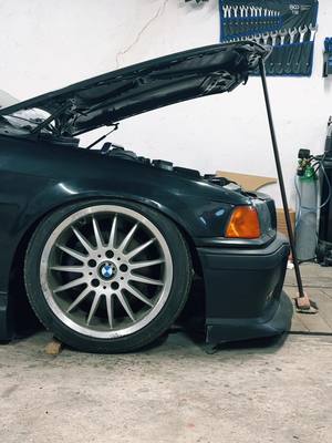 A post by @flohce36 on TikTok caption: #e36 #bmw 