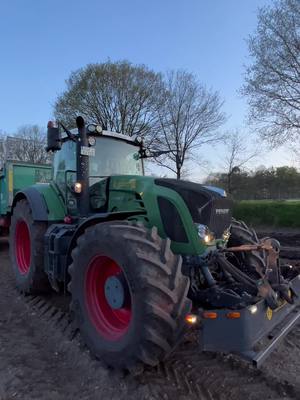 A post by @lisaa.koester on TikTok caption: 😈😏❤️‍🔥 #liebe #fendt #lohnerausleidenschaft #fyp #viral #agriculture #farm #fy #trecker #johndeere #lohner #landwirtschaft #fürdich #mist 