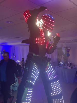 A post by @leydimayor on TikTok caption: Quieren un LED Robot dancer para tu proximo evento llamanos 978-876-7292 o 305-812-4678  Siguenos en instagram sinlimites_entertainment 