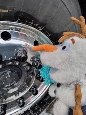 A post by @katha_v8_kellerkind on TikTok caption: Meine Praktikanten Woche mit Olaf 🤣 war schon lustig und er hat einen sehr guten Job gemacht 🤣 #olaf #schneemann #eiskönigin #frozen #scania #Spaß #v8 #lustig #wirhabenspaß #spaßbeiderarbeit 