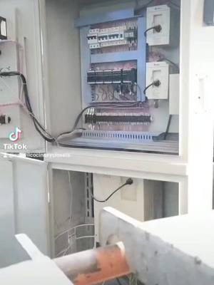 A post by @caswilcocinasyclosets on TikTok caption: Mantenimiento eléctrico. #maquinariaindustrial #sistemaelectrico 