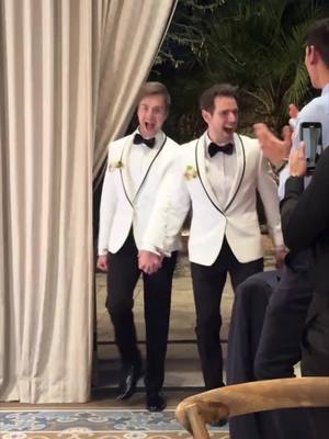 A post by @antinoos_eventplanner on TikTok caption: ¿Qué canción no podria faltar en tu boda? 🎶 👬@Justin & Mo | Gay Dads  📩Boda organizada por empresa externa #wedding #gaywedding 