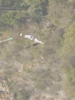 A post by @j.ulietrt on TikTok caption: Le plus haut saut d’un pont a l’elastique du monde, 216m. Ca, c’est fait 🤩🇿🇦🤍 #bungee #bungeejumping #travel #pourtoi #southafrica 