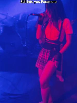 A post by @fergiepinup on TikTok caption: Dia 2 tratando de que mi tributo a @Paramore llegue a otros estados de la República #paramore #hayleywilliams #paramoreconcert #stillintoyou 