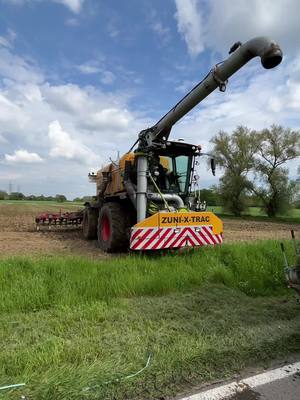 A post by @lisaa.koester on TikTok caption: Güllesilvester🥳💩 #fendt #claas #lohner #fyp #fy #viral #gülle #silvester #fürdich #landwirt #agriculture #farmtok #girl #johndeere #trecker #goviral 