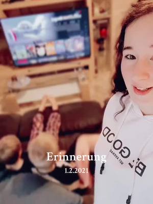 A post by @jacyradem on TikTok caption: Mein Gott was war das nur für eine bekloppte Zeit 🙏🏻😂 Hätten wir Tiktok nicht gehabt….  #erinnerung #fypage #hahaha😂😂😂 #lockdown #funnymoments 