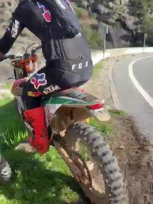 A post by @endurofails.inc on TikTok caption: Maneras de bajar de la moto🤪 - - #Motocross #enduro #hardenduro #extremeenduro #funnyfail #ktm #sherco #dirtbike #fail #motolover #fyp #extremesports #motofail #jump #skills #gopro #sport #motolife #endurofails #adventure #husqvarna #endurofailinc #gasgas #mountain #freestyle #supercross #race 