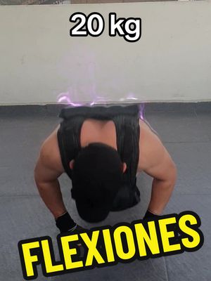 A post by @el_carlos.gr on TikTok caption: es agradable conocer tu propia fuerza. #flexion #flexioneschallenge #flexiones #artesmarciales #pecho #brazo #chalecodepeso20kg 