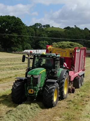 A post by @farm_hub_ on TikTok caption: @Tom Fowler 🌱🫳 #agrispec #johndeere #rearsteer🥵 #tractor #agriculture #country #yfc #farming #farmhub #silage #ag #Summer #agri #wagon 