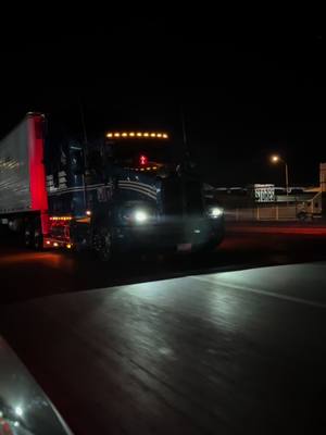 A post by @trokesperrones28 on TikTok caption: 🚚🔥😮‍💨 #trailerosmexicanos🇲🇽💯😎 #mexico🇲🇽 #studiosleeper #new #kenworth 