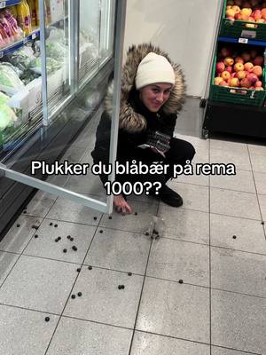 A post by @mr.eriksen01 on TikTok caption: Plukker blåbær på rema 1000 #fyp #funny #girlfriend #blueberry 