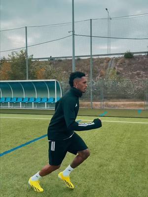 A post by @raphinha on TikTok caption: Cuando me pongo las botas en el día de partido #XSOLARENERGY @adidas #Creadoconadidas #adidasfootball