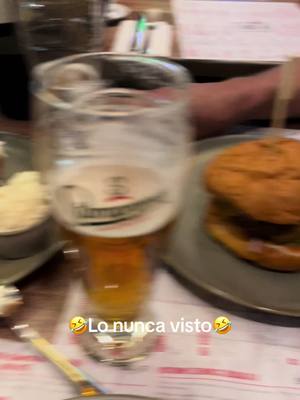 A post by @friiito22 on TikTok caption: Pedi una hamburguesa y nos trajeron una buguesa🤣🤣🤣🤣