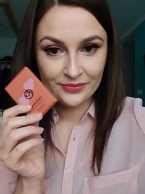 A post by @effcia90 on TikTok caption: Nie masz czasu robić makijażu od nowa, a szykuje Ci się wyjście? Zobacz jak ja to robię i z dzienniaka zrobie wieczorowy😁😊 Lista produktów użytych w filmie: - paletka OnColour kod 40917  cena 53zł - tusz OnColour kod 41715 cena 15,99 - kredka the One kod 36547 cena 15,99 - olejek do ust kod 44551 cena 43 ceny ważne do 12.02.  Możesz skorzystać z mojego kodu i kupić je 15% taniej.  Napisz do mnie w DM i wyślę Ci kod❤️❤️❤️ #makijaż #komsetyki #kosmetykidomakijażu #akcjapromocja #mama #mamabeauty #lifehacks 