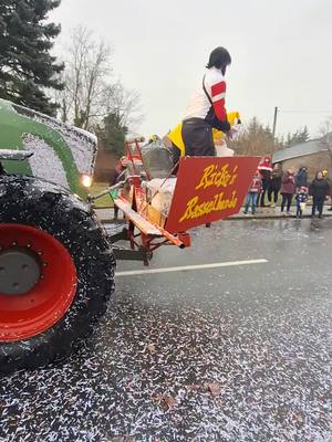 A post by @landwirtschaft2 on TikTok caption: Wer war auch dabe? 🎊🎉🥳💪💪 #geil #2024 #fasching #fendt #landwirtschaftausleidenschaft #ballern #landwirtschaft 