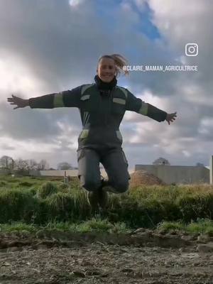 A post by @claire_maman_agri on TikTok caption: Retour en arrière avec l'un de nos plus beaux projets : le bâtiment génisses et vaches taries 🐄☺️ Un confort pour elles comme pour nous 🥰