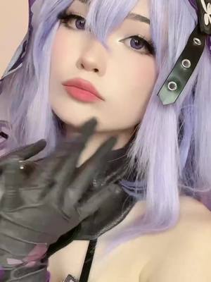 A post by @emiru on TikTok caption: im streaming rn :)🎶 #blackswan#blackswancosplay#HonkaiStarRail#honkaistarrailcosplay#hsr 