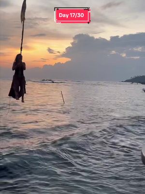 A post by @aaronvaloor on TikTok caption: Day 17. Dia muy tranquilo de pocas grabaciones post-farra Movemos a Mirissa Beach a estar de tiraos 3 dias, piwi y playita tranquilas. Sunset top con una rueda de columpio y a plancharla