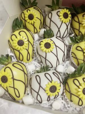 A post by @_xogabbyc on TikTok caption: Gift that special someone the gift of sunflower themed strawberries🌻🍓 • • • #drizzleddesserts_ #treatmaker #chocolatecoveredstrawberries #morenovalleytreatmaker 