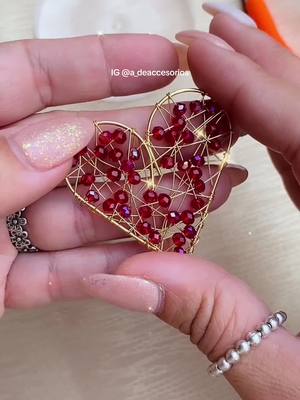 A post by @bisuteriaconeli on TikTok caption: Ve al enlace del perfil si te gustaría aprender más 💖 te veo dentro en mi comunidad privada de BISUTERÍA PROFESIONAL 💕 Si tienes preguntas ESCRÍBENOS IG @a_deaccesorios y SÍGUENOS para más tutoriales ¡WOW!🌟 . Get inspired IG @mahjewelry 👏🏻 . #alambrismo #bisuteria #miyuki #hechoamano #parati #fyp #accesorios #joyeriaartesanal #bisuteriafina  #alambrismofino #bisuteriaartesanal #pulseras #joyeria #accesoriosdemoda #resina #joyasenresina #cursoonline #cursodebisuteria #cursodejoyeria #cursodeaccesorios #emprendedora