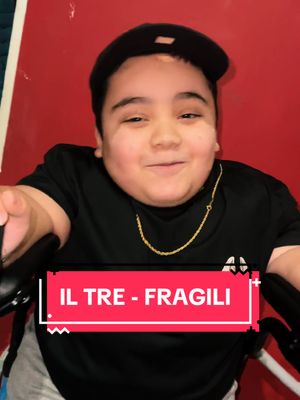 A post by @tenereally on TikTok caption: TROPPO FACILE COL TESTO DAVANTI NA-MOO! Tagga @il tre nei commenti.❤️👇🏻 . . #iltre #fragili #perte #song #musica #sanremo2023 