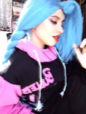 A post by @maikiyo_cosplay on TikTok caption: #jinx #jinxarcane #jinxcosplay #lol #leagueoflegends #leagueoflegendsjinx 