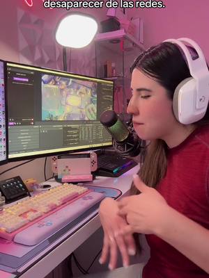 A post by @elizabethgeek on TikTok caption: Despues de desaparecer de las redes de la nada 🫣#streamer #streamer #tiktokgamer #gamertiktok #humor #setupgaming #GamerGirl 