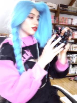 A post by @maikiyo_cosplay on TikTok caption: #leagueoflegendsjinx #leagueoflegends #lol #jinxcosplay #jinxarcane #jinx #arcane #arcanecosplay 