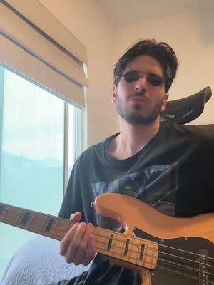 A post by @dansan98 on TikTok caption: Bojemian rapsodi solo! Tabs on my profile! #queen #bohemianrhapsody #guitarsolo #bass 