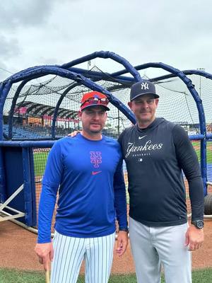 A post by @yocoimamata8 on TikTok caption: Esta es la foto del dia aqui en el estadio Clover Park los managers de New York Aaron Boone (Yankees) y Carlos Mendoza (Mets) #mets #yankees #venezuela🇻🇪 #artilespascualf 