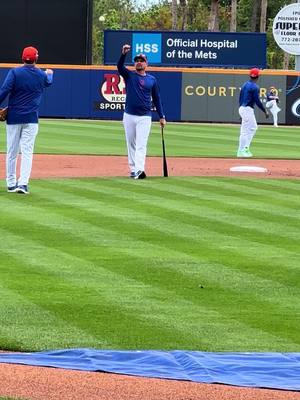 A post by @yocoimamata8 on TikTok caption: El trabajar con el fongo es una de las diversiones favoritas del managers de los Mets Carlos Mendoza #mets #venezuela🇻🇪 #carlosmendoza #springtraining #artilespascualf 