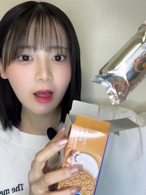 A post by @marimarichan_dayo on TikTok caption: シナモンロール味のオレオ🍪🏷‪‪‪‪‬ #ASMR #海外のお菓子 #食べる音 #モッパン #oreo 