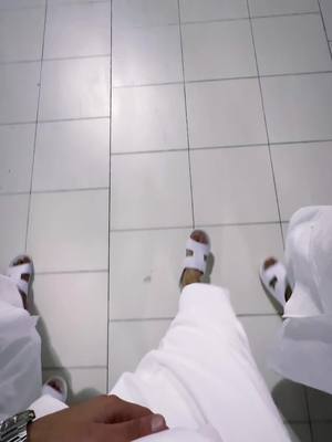 A post by @1bbu on TikTok caption: Entered a world of peace ♥️🕋#fyp #viral #makkah #مكة #مكه_المكرمه #muslims#ArabTikTok #islam #alhamdulillah 