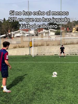 A post by @albertguardia2 on TikTok caption: ¡Os leo en comentarios👀! #futbol #deportesentiktok #preguntas #comentarios #jugador #calle 