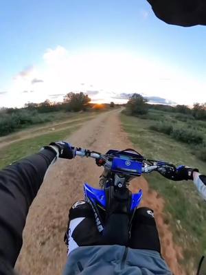 A post by @27_enduro on TikTok caption: Ce genre de moment privilégié que tu peux vivre grace à l’enduro 🌄✨ #sunset #dirtbike #enduro #moto #motorcycle #cejour-là 