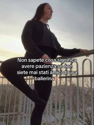 A post by @desire.speranza on TikTok caption: #danza #danzacontemporanea #danzaclassica #contemporaneo #classico #ballerine #ballerini 