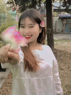 A post by @thinmyat834 on TikTok caption: နှင်းဆီ​ပန်းတော့မဟုတ်ဘူး စက္ကူပန်းလေး 🩷#🌸 #🌹 