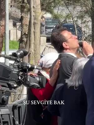 A post by @dinlesokak on TikTok caption: Şu sevgiye bakın! İşte Ekrem başkanın arkasındaki güç bu ##seçim #snklei #31 #mart 