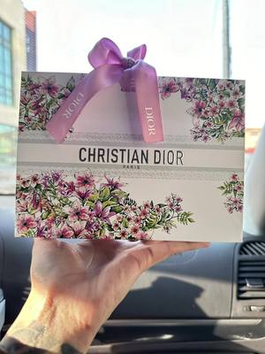 A post by @wannagotonirvana9 on TikTok caption: Birthday gift . 🎁  💝 #birthday #birthdaygift #คนไทยในเกาหลีใต้🇹🇭🇰🇷 #christiandior #diormakeup 