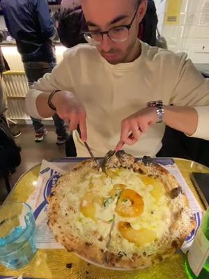 A post by @iosocarmen on TikTok caption: Buona Pasqua cosi 🐣 #pizza #ananas #sweet #pizzaconananas #like #tiktok #gnam #italianfood 