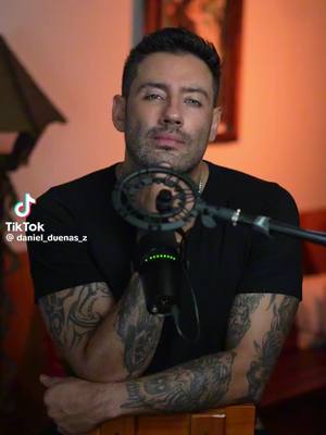 A post by @klaudettekardenas on TikTok caption: #mihombreideal🖤 #tanhermoso ❤️‍🔥#bellopensamiento♥️