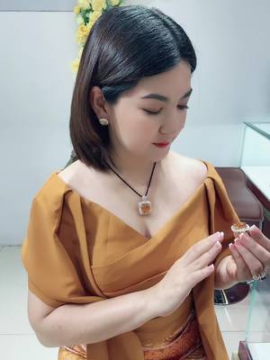 A post by @yoonshweyee777 on TikTok caption: ဘုရင်မ စိန်ရွှေရတနာဆိုင် 💎💎